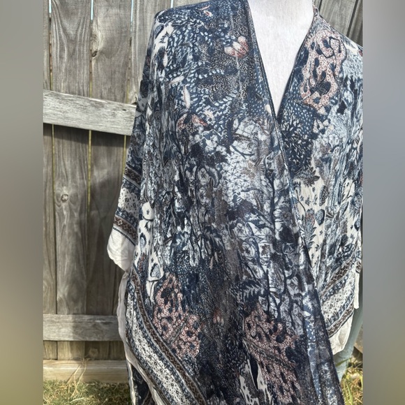 💝7 for $21 / Blue and Cream Floral Cover Up with Flare Sleeves - Picture 6 of 16
